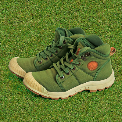 Stiefel auf Grasfläche